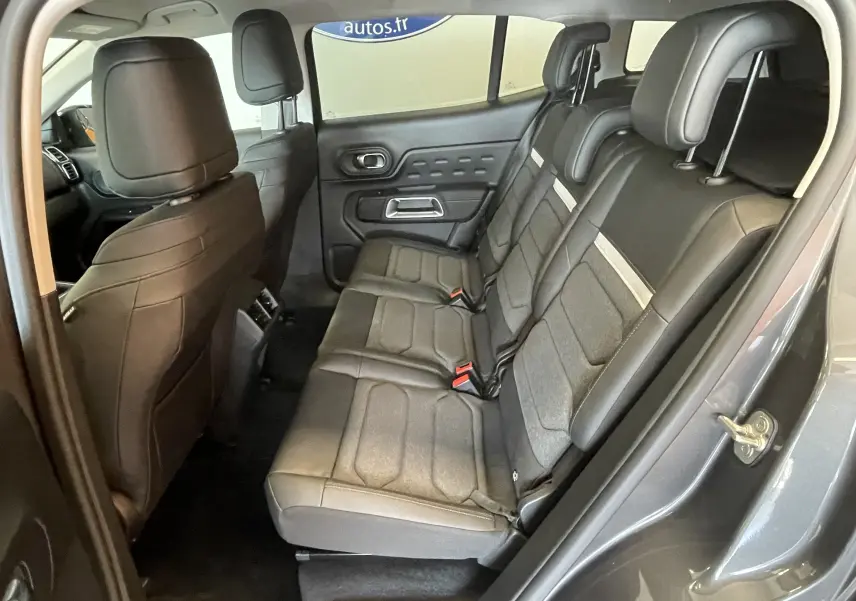 Vue intérieure côté droit des sièges arrière en tissu et TEP gris du Citroën C5 Aircross Hybride 2025, porte ouverte.