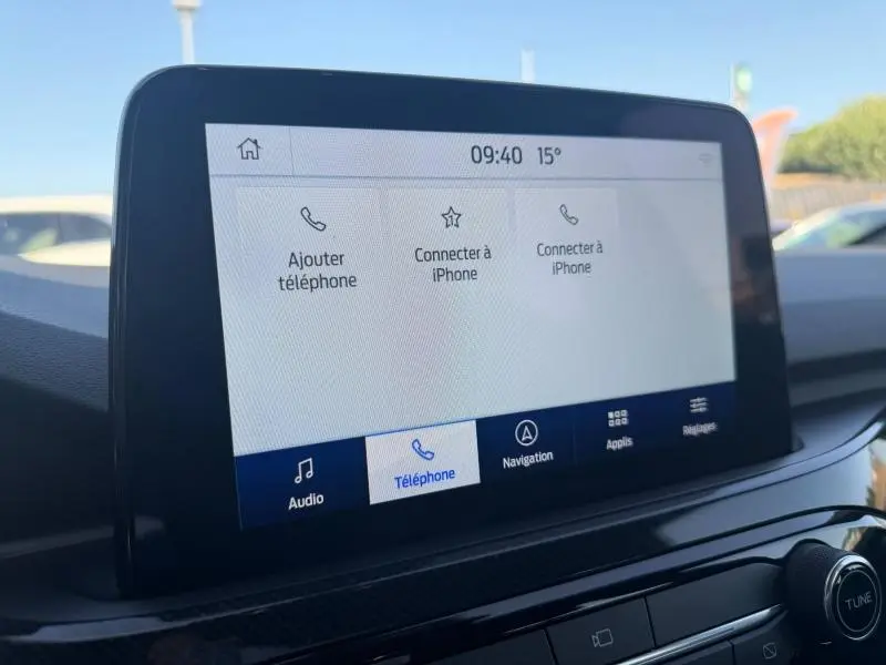 Écran tactile central du Ford Kuga 2024 affichant les options de connexion téléphone, vue intérieure avant.