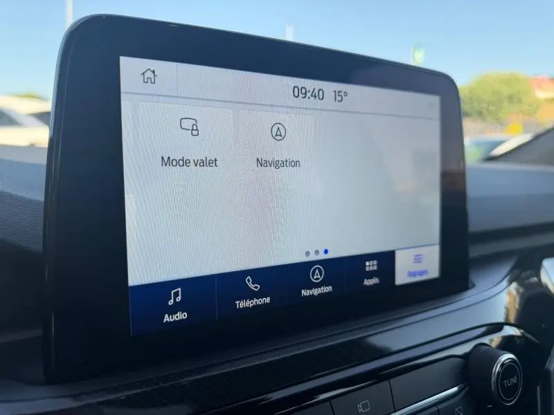 Écran tactile central du Ford Kuga 2024 affichant les options Mode valet et Navigation, intérieur moderne noir.
