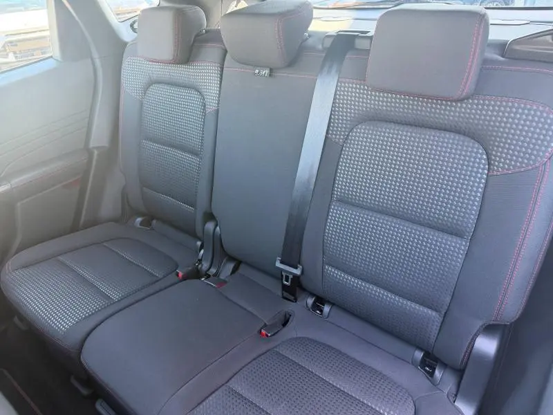 Vue rapprochée de la banquette arrière noire avec surpiqûres rouges du Ford Kuga 2024 gris Solar Métallisé.