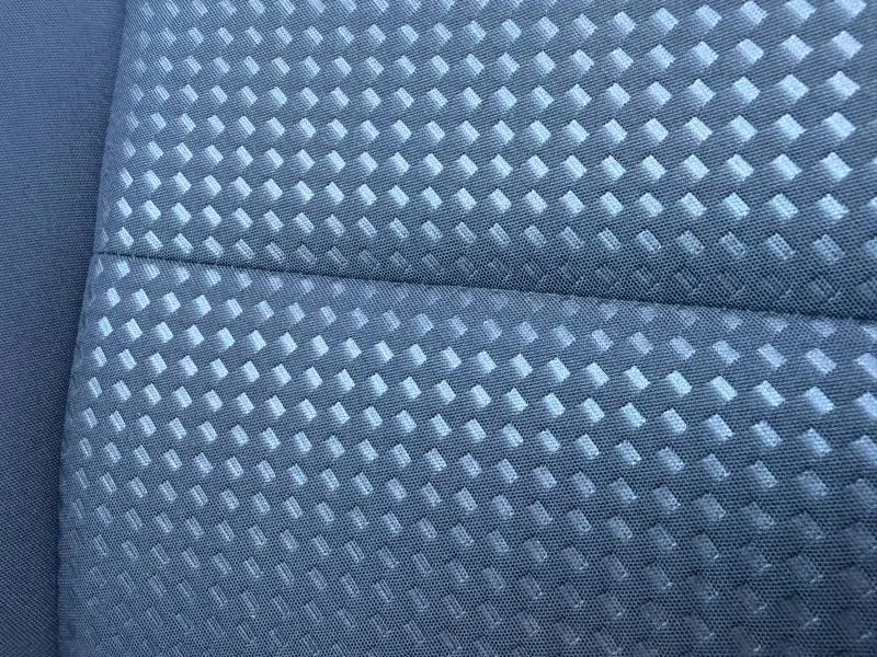 Gros plan sur le tissu noir Foundry/Eton du siège avant sport du Ford Kuga 2024, motif texturé en losanges.