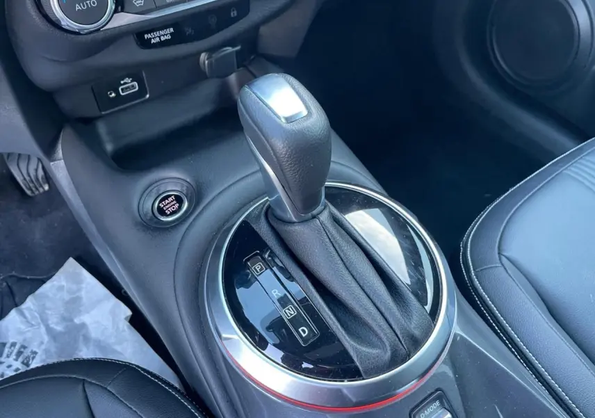 Gros plan sur le levier de vitesses automatique noir et argenté du Nissan Juke II 2024, avec bouton Start/Stop visible.