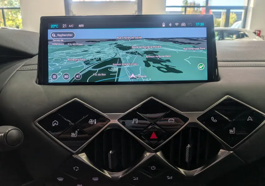 Vue rapprochée de l'écran tactile et des commandes en losange du tableau de bord du DS3 Gris Platinium 2024.