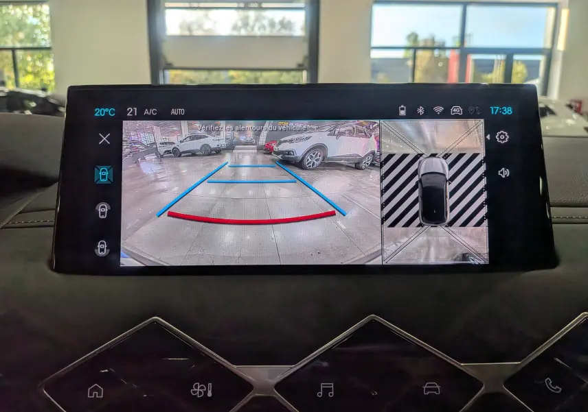 Écran intérieur du DS3 2024 montrant la caméra de recul et la vue 360° avec repères de stationnement en gris Platinium.