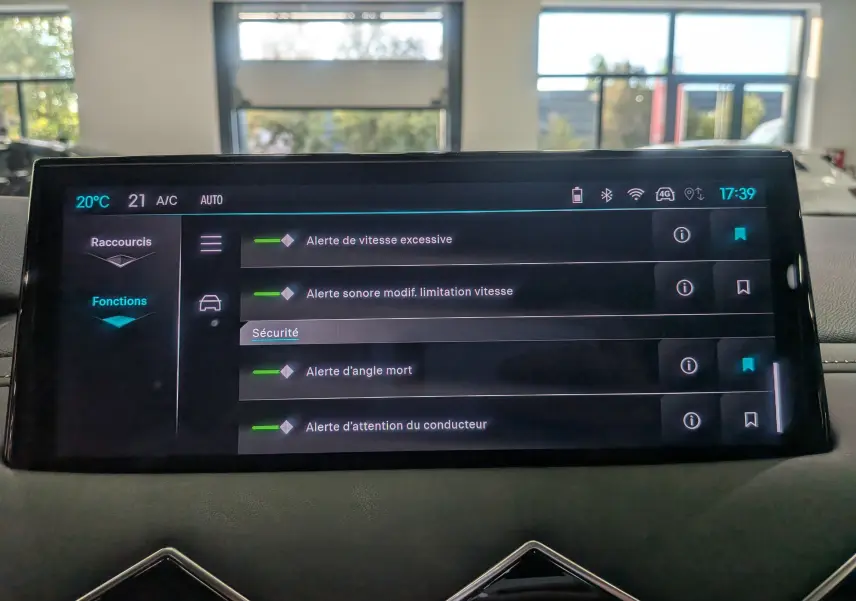 Écran tactile central du DS3 2024 gris Platinium affichant les alertes de sécurité et la température intérieure.
