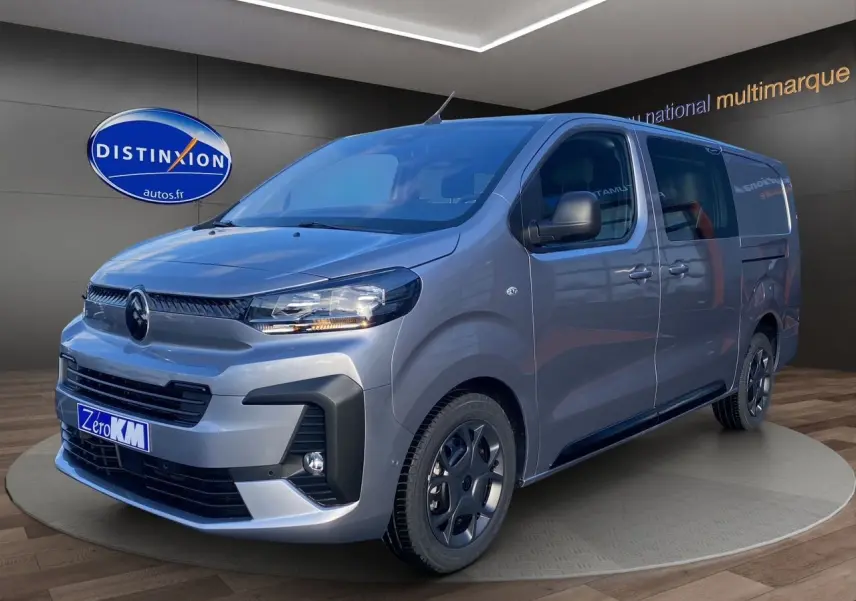 Vue 3/4 avant droite du Citroën Jumpy Cabine Approfondie gris acier avec jantes noires et projecteurs allumés.