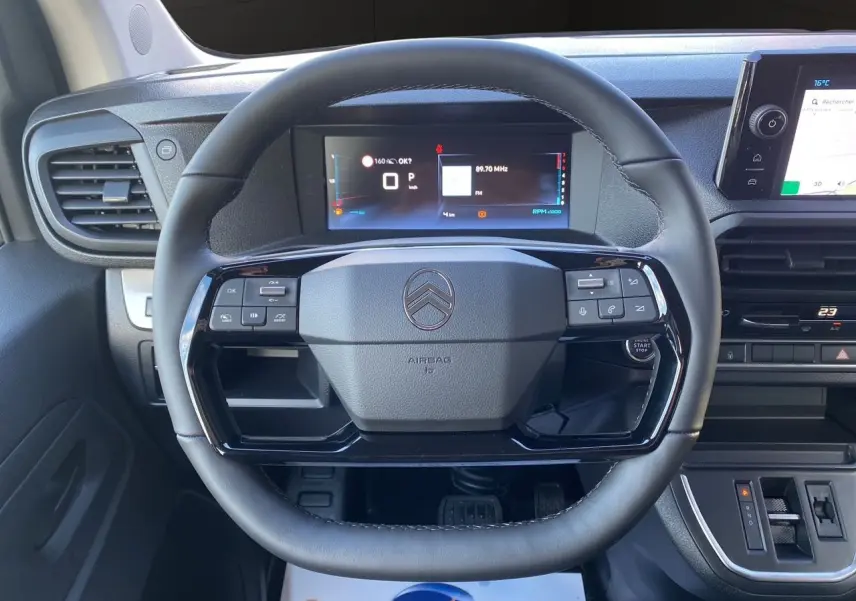 Vue rapprochée du volant cuir noir et du tableau de bord numérique du Citroën Jumpy Cabine Approfondie gris acier 2025.