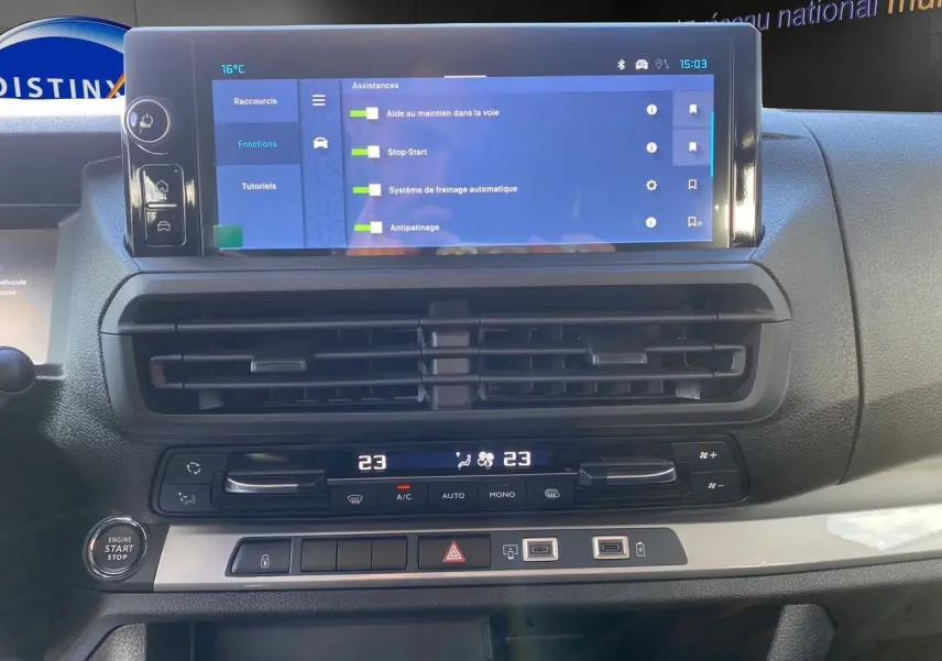 Tableau de bord du Citroën Jumpy XL gris acier, vue frontale centrée sur l'écran tactile et commandes climatisation.