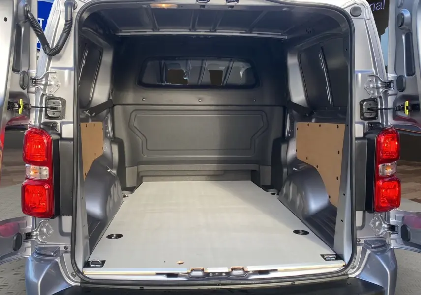 Vue arrière ouverte du Citroën Jumpy cabine approfondie gris acier, montrant l'espace de chargement avec plancher bois.