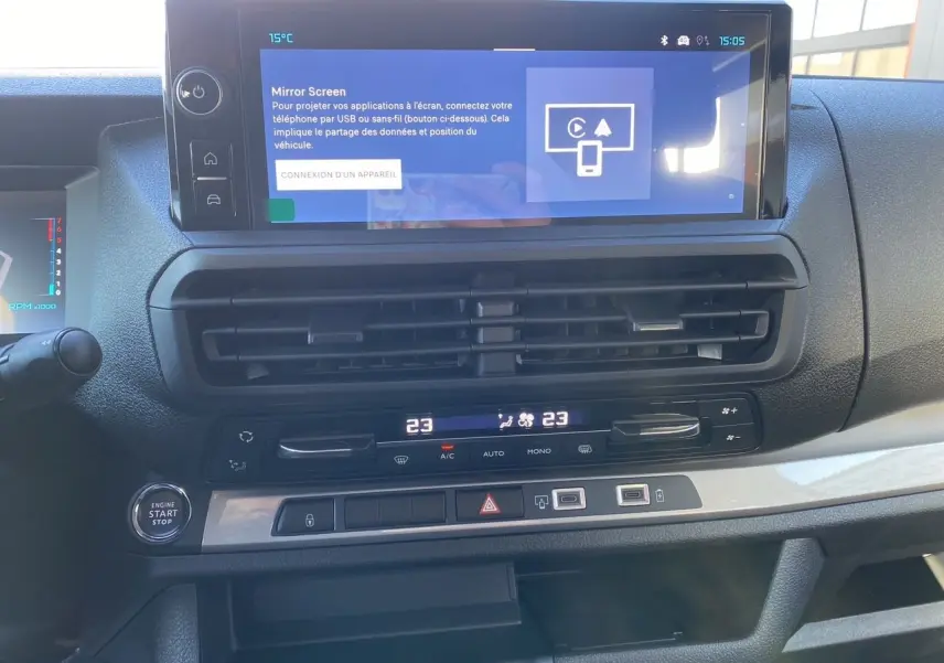 Vue rapprochée du tableau de bord du Citroën Jumpy cabine approfondie gris acier, écran tactile et commandes climatisation visibles.