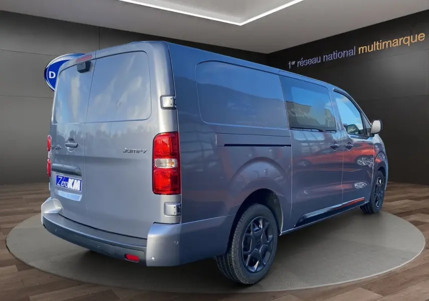 Vue 3/4 arrière droite du Citroën Jumpy Cabine Approfondie gris acier avec jantes noires et portes latérales fermées.