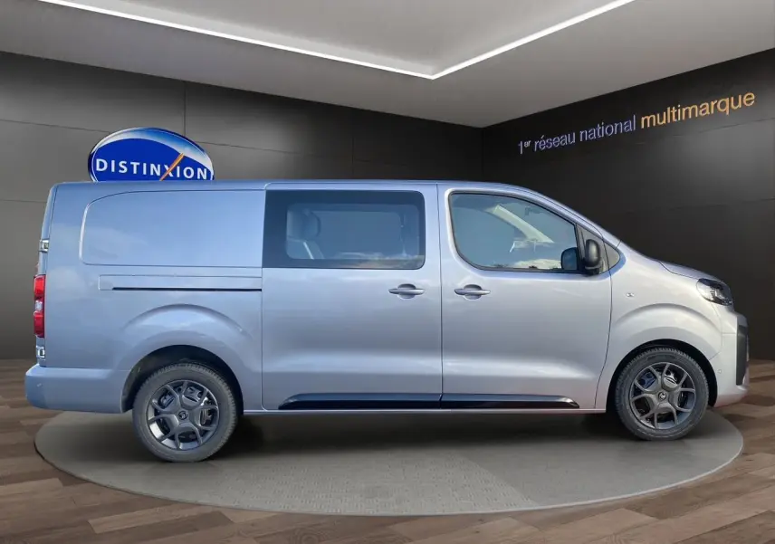 Profil côté droit du Citroën Jumpy Cabine Approfondie gris acier avec porte latérale coulissante et jantes noires.