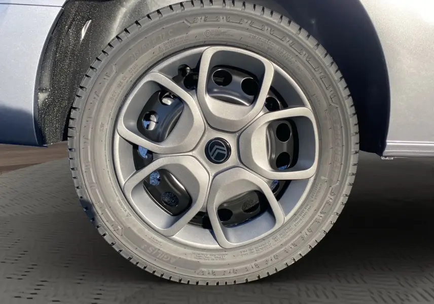 Gros plan sur la roue avant droite du Citroën Jumpy Cabine Approfondie gris acier avec jante tôle noire 17 pouces et enjoliveur.