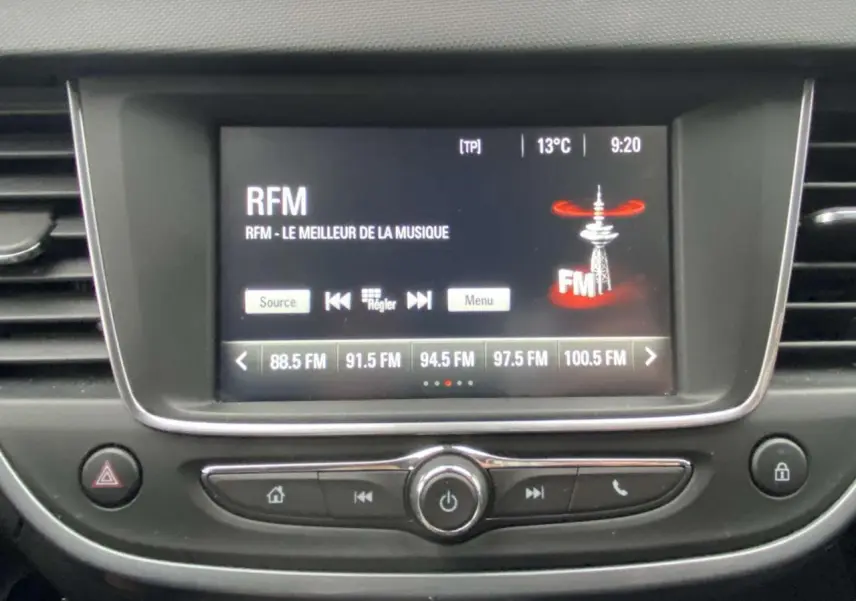 Écran central tactile de l’Opel Crossland X 2020 affichant la radio FM avec commandes intégrées.