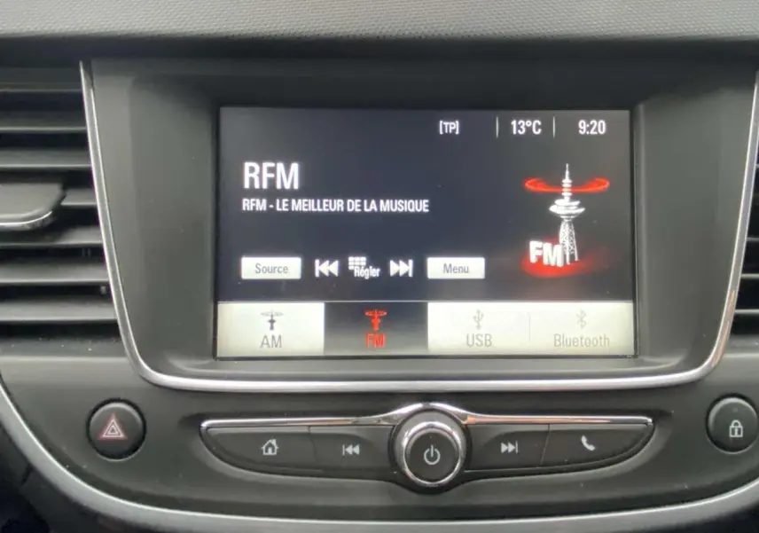 Écran tactile central allumé affichant la radio FM dans l'habitacle de l'Opel Crossland X 2020.