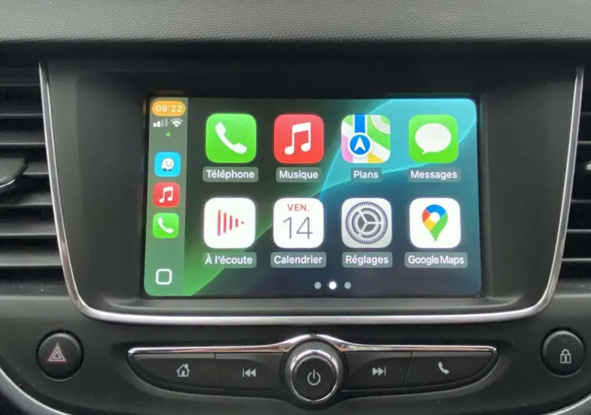 Écran tactile central de l’Opel Crossland X 2020 affichant Apple CarPlay avec icônes colorées.