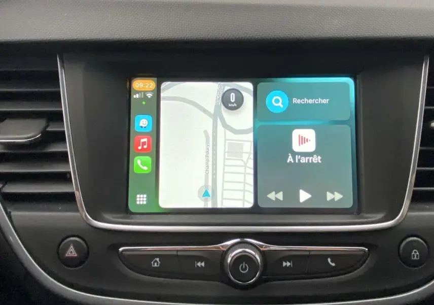 Écran tactile central de l’Opel Crossland X 2020 affichant la navigation et les commandes multimédias.