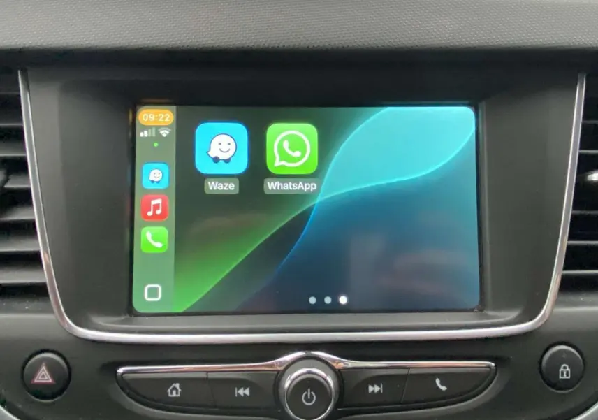Écran tactile central affichant Apple CarPlay avec applications Waze et WhatsApp dans un Opel Crossland X 2020.