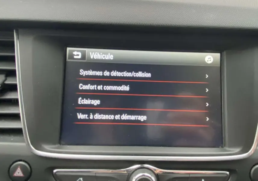 Écran tactile central de l'Opel Crossland X 2020 affichant les options de sécurité et confort du véhicule.