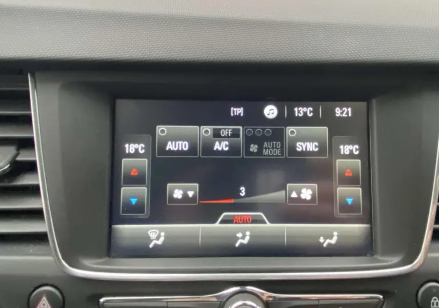 Écran tactile central de la climatisation automatique de l'Opel Crossland X 2020, affichant les réglages à 18°C.