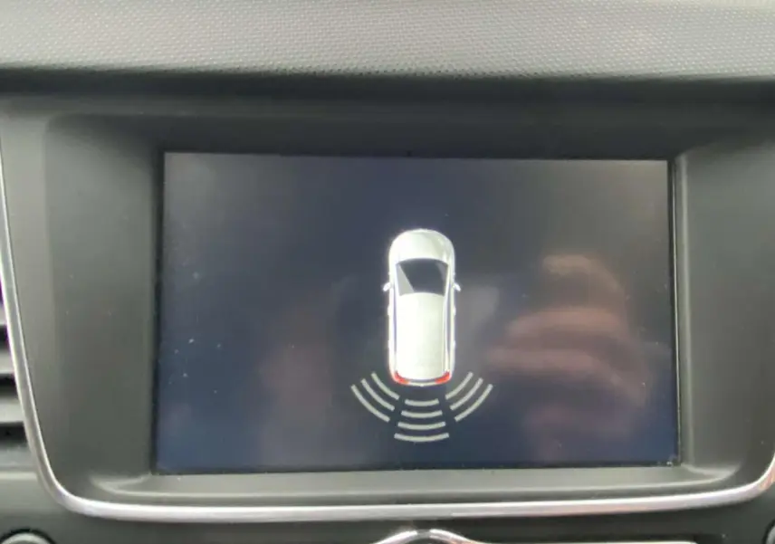 Écran central affichant l'aide au stationnement arrière du tableau de bord d'une Opel Crossland X 2020.