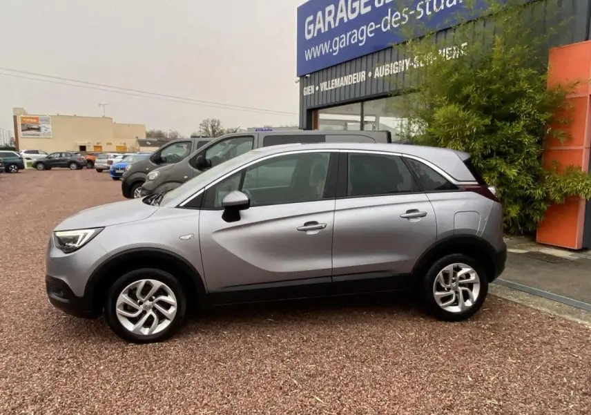Opel Crossland X gris métallisé vu de profil côté gauche, avec jantes alliage 16 pouces Twin Spoke.