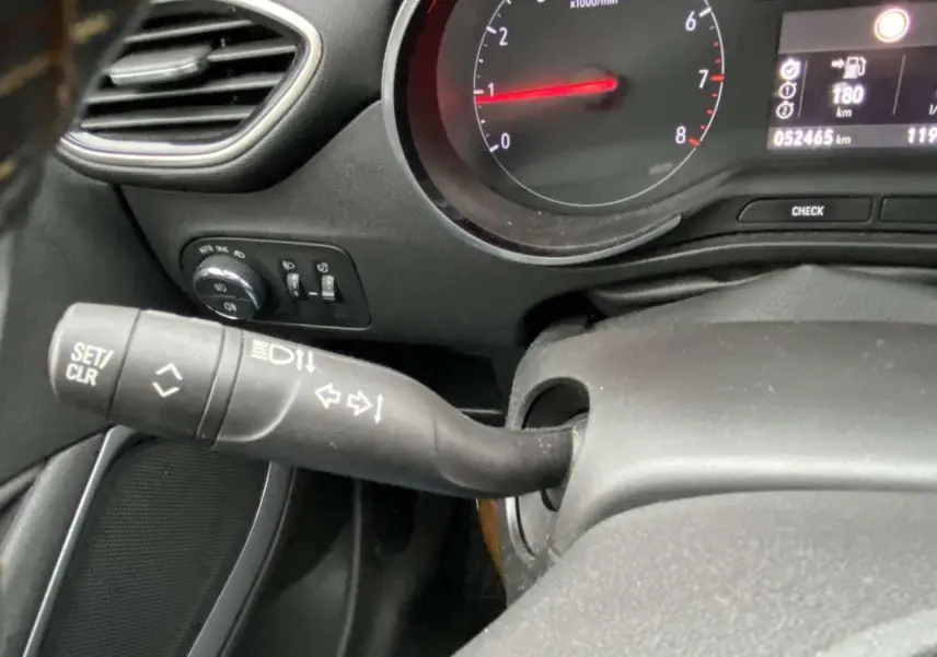 Gros plan sur le commodo gauche et le tableau de bord noir de l'Opel Crossland X 2020 essence finition Elégance.