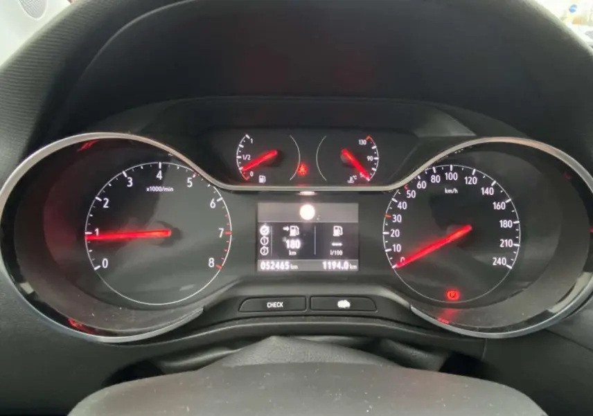 Vue rapprochée du tableau de bord de l'Opel Crossland X 2020, avec compte-tours et compteur de vitesse allumés.