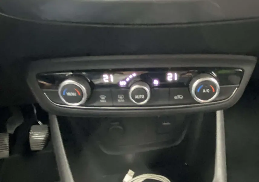 Panneau de contrôle de la climatisation automatique de l'Opel Crossland X 2020, affichage digital et boutons rotatifs.