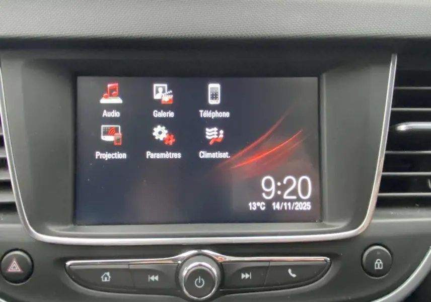 Écran tactile central de l’Opel Crossland X 2020 affichant les menus audio, téléphone et climatisation.