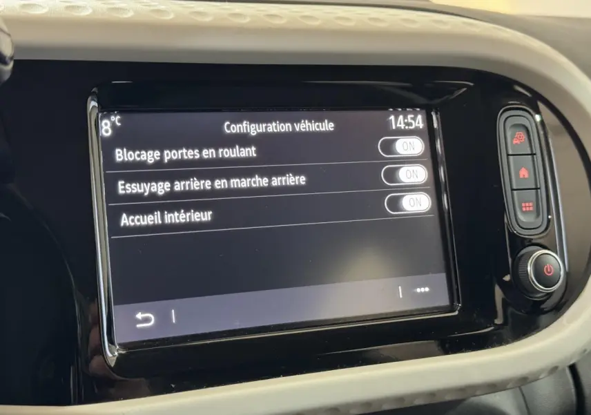 Écran tactile central de la Renault Twingo blanc 2022 affichant les options de configuration véhicule.