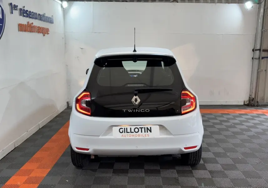 Vue arrière d'une Renault Twingo blanche 2022 avec feux LED et lunette arrière noire contrastante.