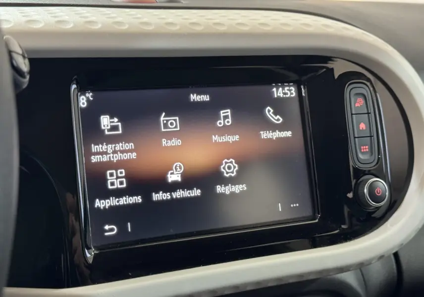 Écran tactile central de la Renault Twingo blanc 2022 montrant le menu principal avec options multimédia et réglages.