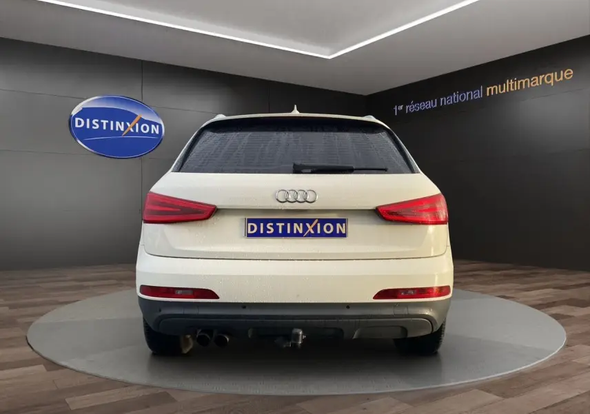 Vue arrière d'un Audi Q3 blanc 2014 avec vitres arrière surteintées et attelage visible.