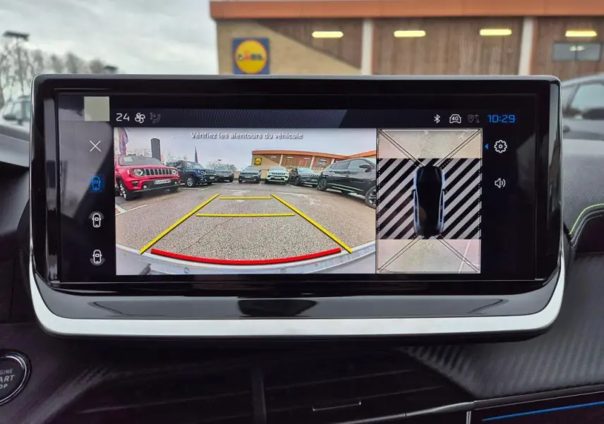 Écran tactile du Peugeot 208 Hybrid gris montrant la caméra de recul avec vue arrière et top-down du véhicule.