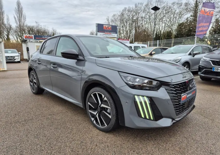PEUGEOT 208 Hybrid gris en 3/4 avant droit, avec feux diurnes à LED verticaux et jantes alliage 17 pouces.