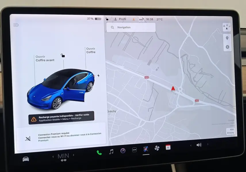 Écran tactile central de la Tesla Model 3 bleu montrant la navigation et l'état des portes ouvertes.