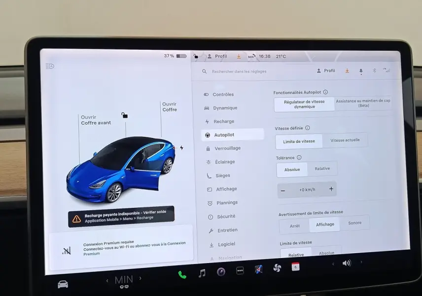 Écran tactile central montrant une Tesla Model 3 bleu en vue 3/4 avant avec porte avant droite ouverte.