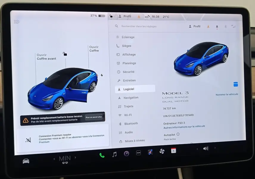 Écran tactile central montrant une Tesla Model 3 bleu en 3/4 avant avec porte avant gauche ouverte.