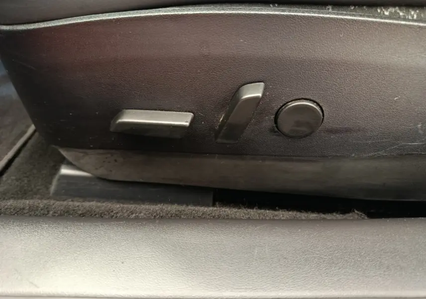 Gros plan sur les commandes de réglage électrique du siège avant noir d'une Tesla Model 3 Long Range 2020.