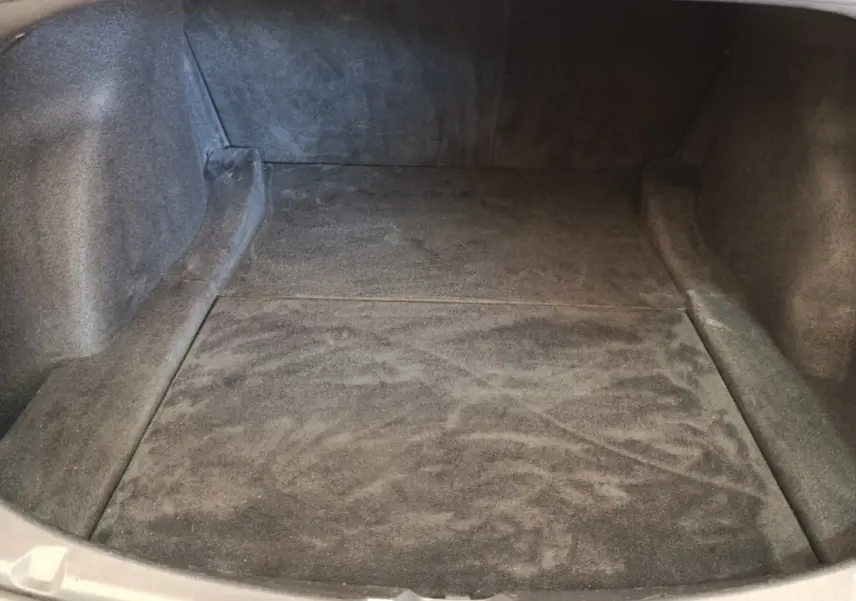Coffre vide en vue plongeante d'une Tesla Model 3 Long Range bleu, montrant un espace de rangement propre et spacieux.