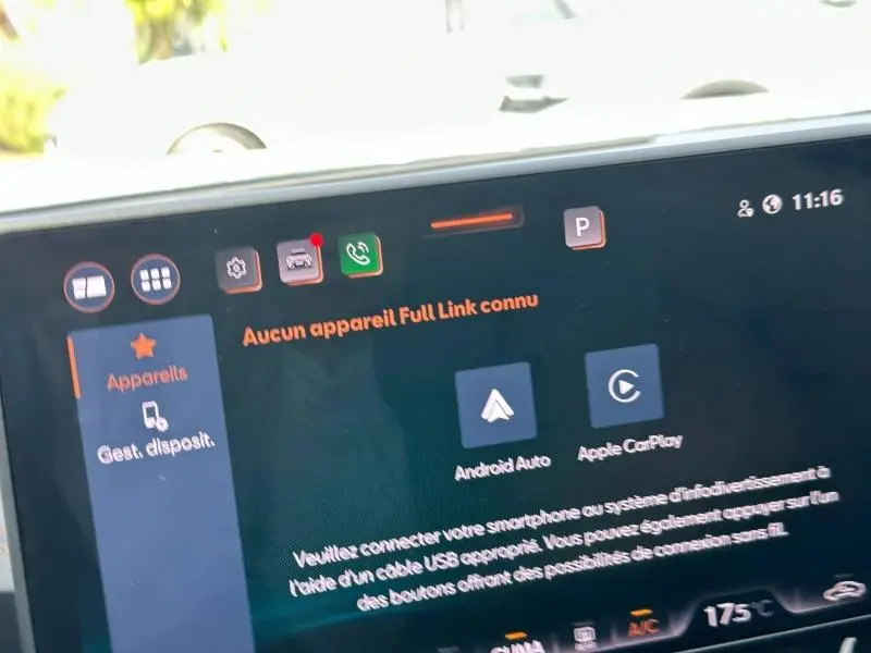 Vue rapprochée de l’écran tactile central du tableau de bord de la CUPRA Formentor 2025 affichant les options Android Auto et Apple CarPlay.