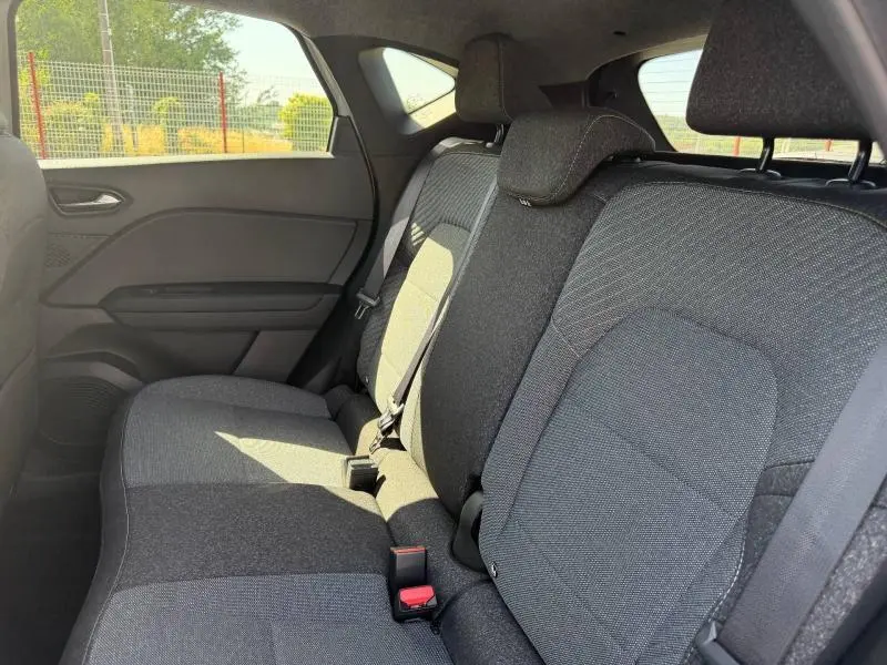 Vue intérieure côté droit de la banquette arrière en tissu gris du Renault Captur 1.8 E-Tech full hybrid 2026.