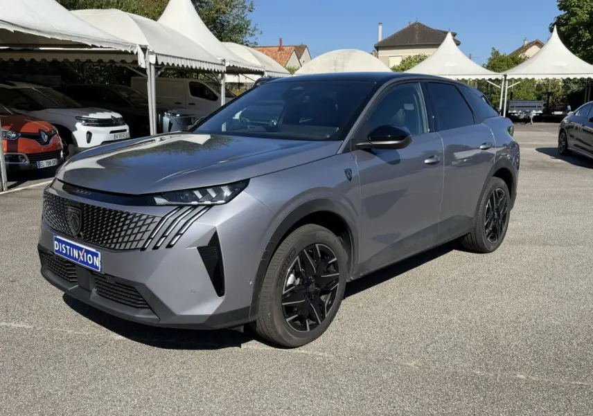 Peugeot 3008 gris clair en 3/4 avant droit, avec calandre distinctive et jantes noires brillantes.
