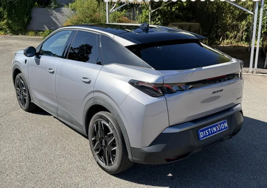 Peugeot 3008 gris clair vue 3/4 arrière droit, toit noir, vitres teintées et jantes noires distinctives.