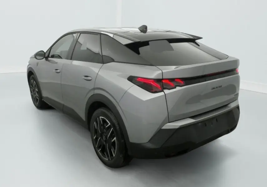 Peugeot 3008 hybride gris métallisé vue 3/4 arrière droit, feux arrière LED et toit noir brillant.