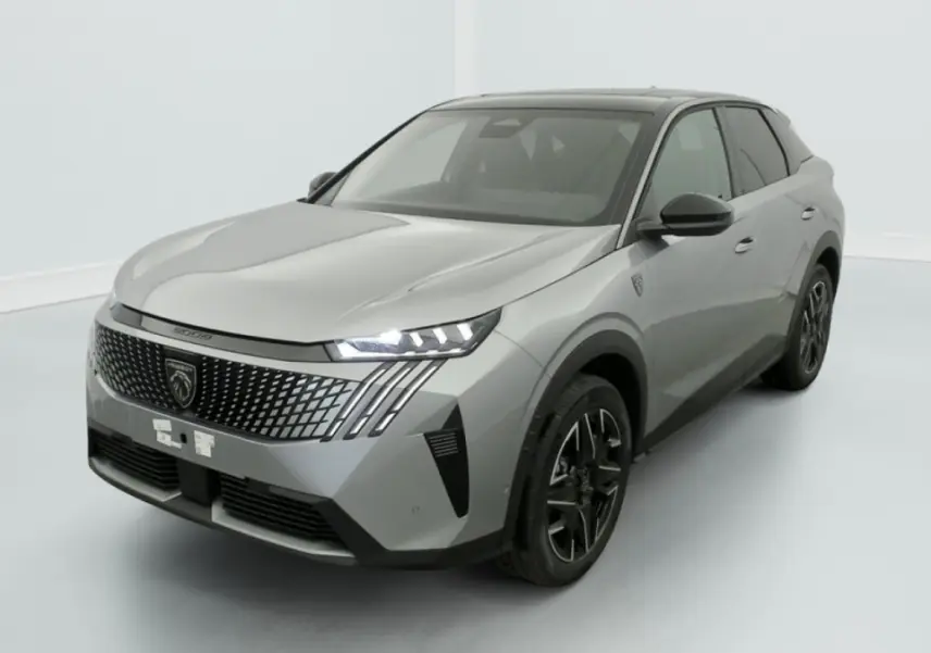 Peugeot 3008 hybride 2025 gris clair en 3/4 avant droit avec calandre noire et phares LED allumés.