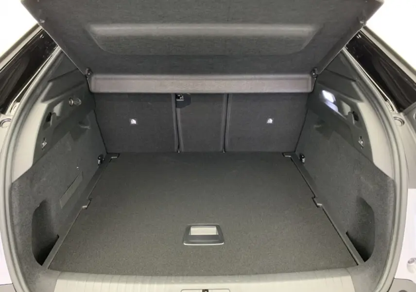 Coffre ouvert du Peugeot 3008 1.2 Hybrid 145 GT vu de l'arrière, intérieur noir et espace de rangement spacieux.