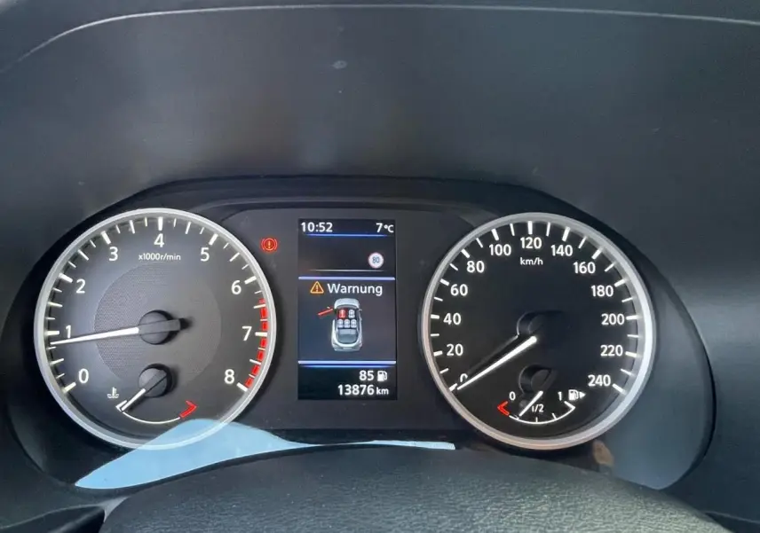 Combiné d'instruments digital du Nissan Juke 2024 avec compte-tours, vitesse et affichage d'alerte en tableau de bord.