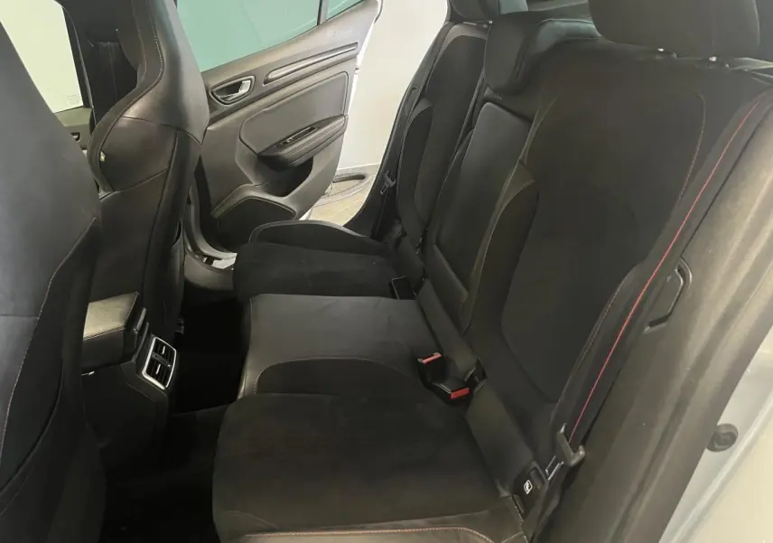 Vue intérieure côté droit sur la banquette arrière noire avec surpiqûres rouges de la Renault Mégane gris Highland 2022 R.S. Line